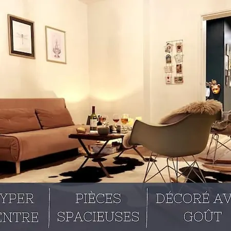 Grand Place Saint-pierre, Proche Chateau De Et Bord De Loire