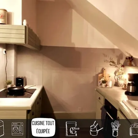 Grand Place Saint-pierre, Proche Chateau De Et Bord De Loire