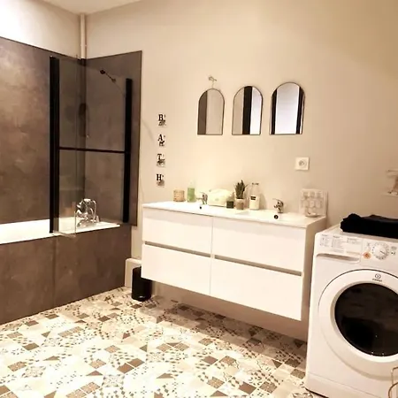 Grand Place Saint-pierre, Proche Chateau De Et Bord De Loire