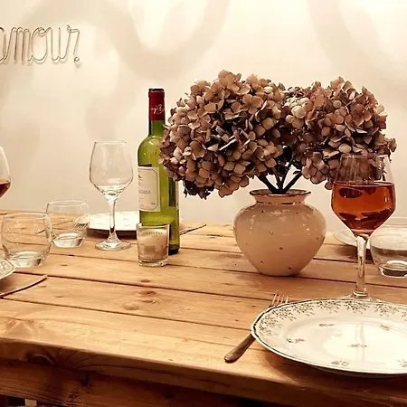 Grand Place Saint-pierre, Proche Chateau De Et Bord De Loire