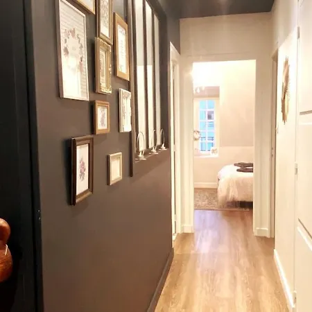 Grand Place Saint-pierre, Proche Chateau De Et Bord De Loire