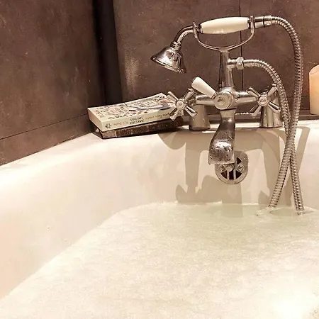 Grand Place Saint-pierre, Proche Chateau De Et Bord De Loire