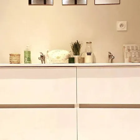 Grand Place Saint-pierre, Proche Chateau De Et Bord De Loire