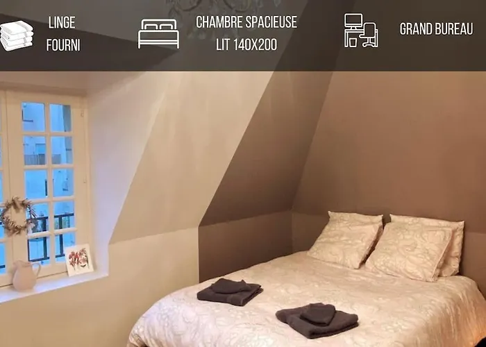 Grand Place Saint-pierre, Proche Chateau De Et Bord De Loire