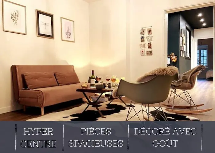 Grand Place Saint-pierre, Proche Chateau De Et Bord De Loire