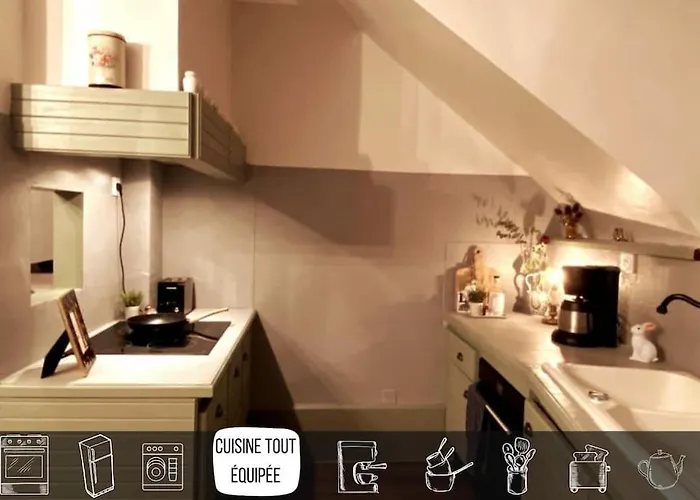 Grand Place Saint-pierre, Proche Chateau De Et Bord De Loire