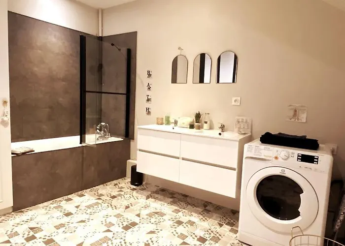 Grand Place Saint-pierre, Proche Chateau De Et Bord De Loire