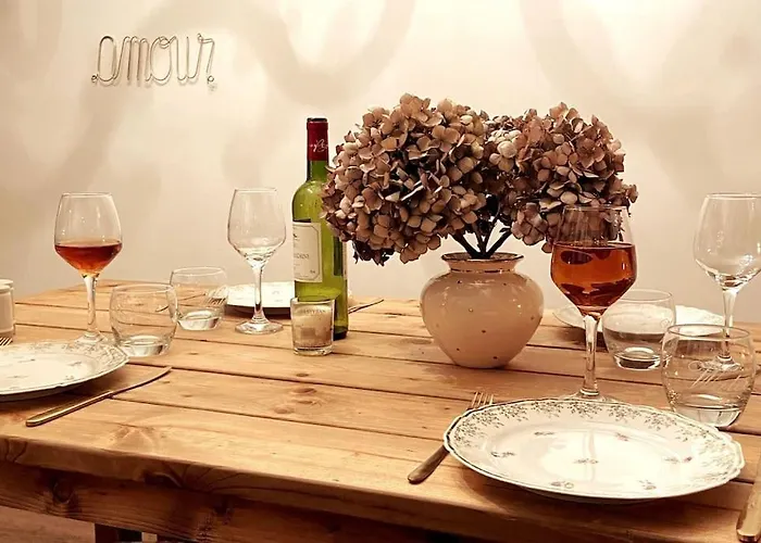 Grand Place Saint-pierre, Proche Chateau De Et Bord De Loire