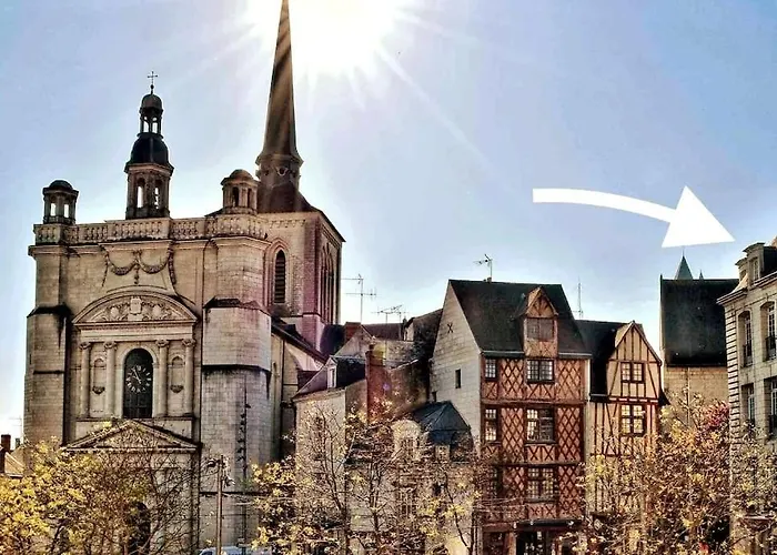 Grand Place Saint-pierre, Proche Chateau De Et Bord De Loire