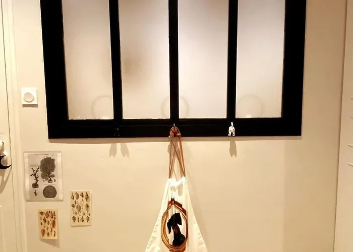 Grand Place Saint-pierre, Proche Chateau De Et Bord De Loire