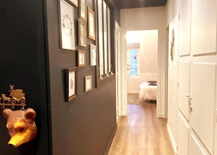 Grand Place Saint-pierre, Proche Chateau De Et Bord De Loire