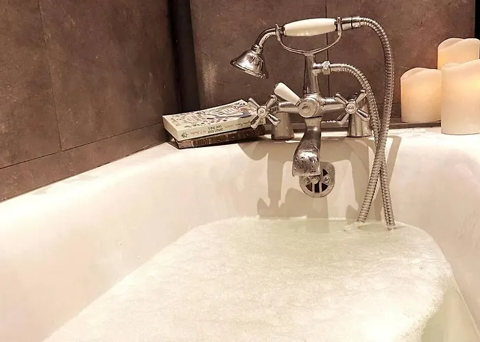 Grand Place Saint-pierre, Proche Chateau De Et Bord De Loire