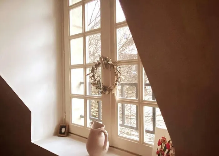 Grand Place Saint-pierre, Proche Chateau De Et Bord De Loire