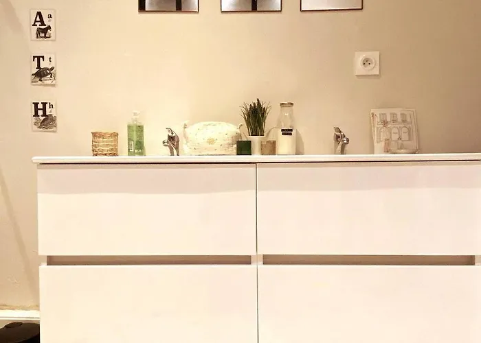 Grand Place Saint-pierre, Proche Chateau De Et Bord De Loire